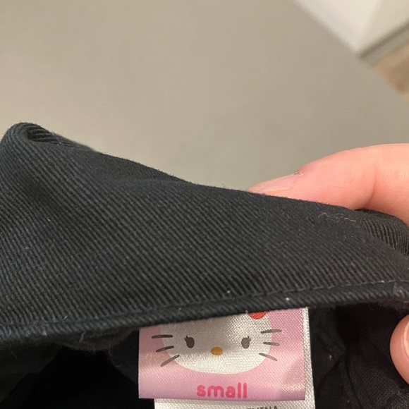 Hello Kitty Black Hat with Pink Bow - Picture 5 of 8